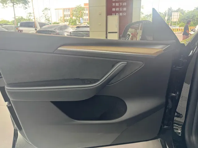 Tesla Model Y — Фото автомобиля 11