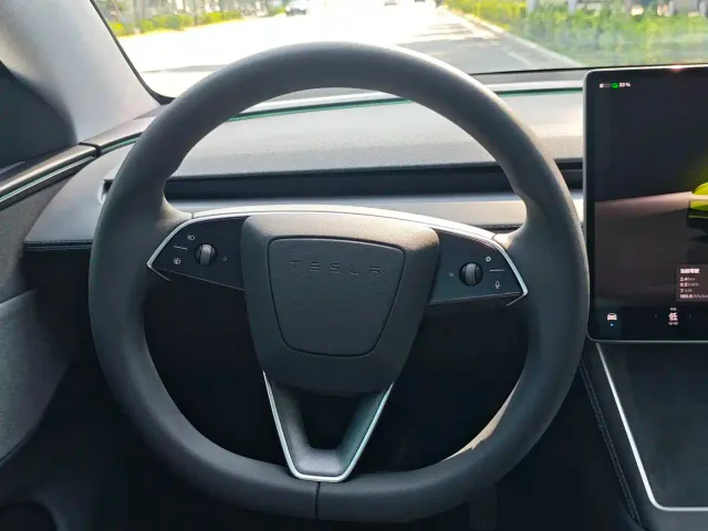 Tesla Model Y — Фото автомобиля 13
