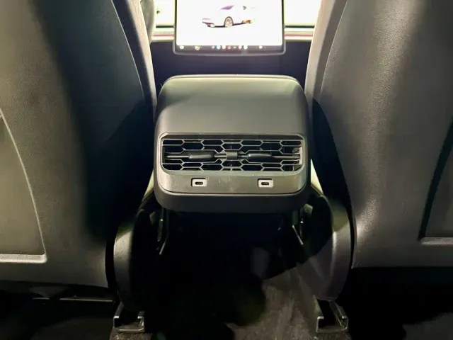 Tesla Model Y — Фото автомобиля 27
