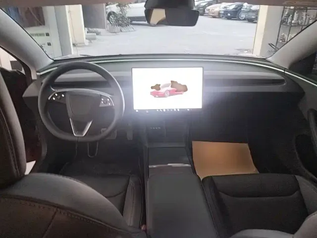 Tesla Model 3 — Фото автомобиля 9