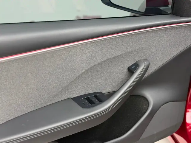 Tesla Model 3 — Фото автомобиля 10