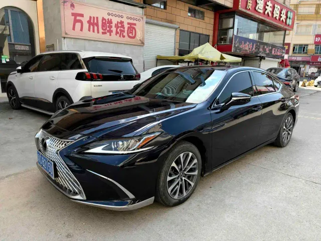 Фотография автомобиля — Lexus ES