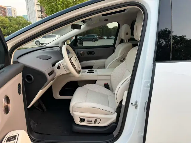 Li Auto i8 — Фото автомобиля 4