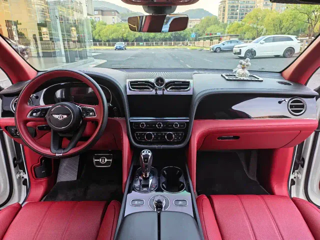Bentley Bentayga — Фото автомобиля 11