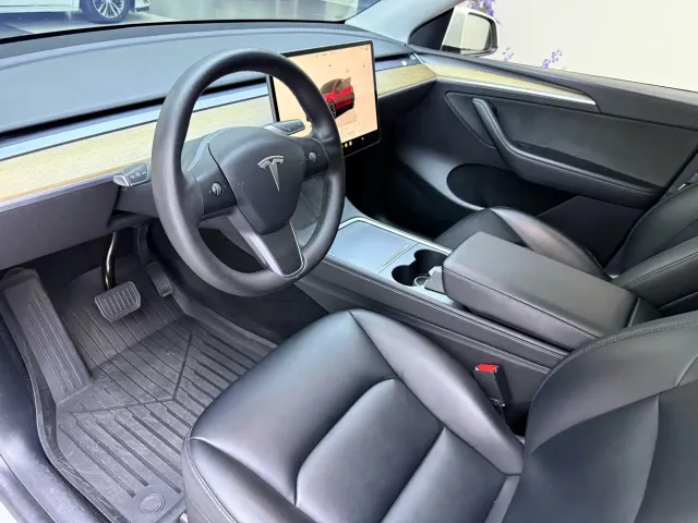 Tesla Model Y — Фото автомобиля 13