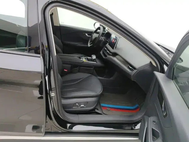 Hongqi E-QM5 — Фото автомобиля 8