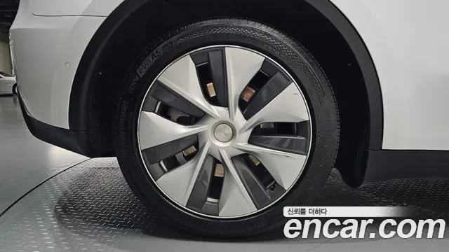 Tesla Model Y — Фото автомобиля 5