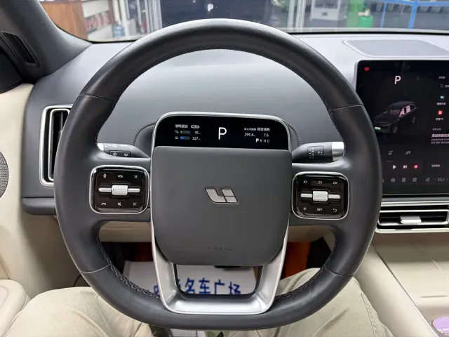 Li Auto L8 — Фото автомобиля 8