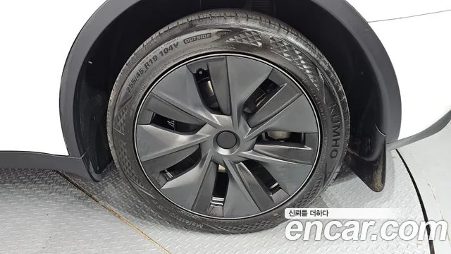 Tesla Model Y — Фото автомобиля 21