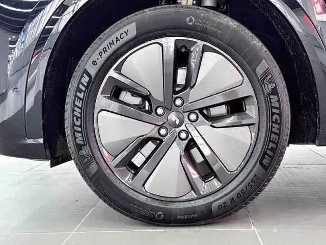 Li Auto L8 — Фото автомобиля 4