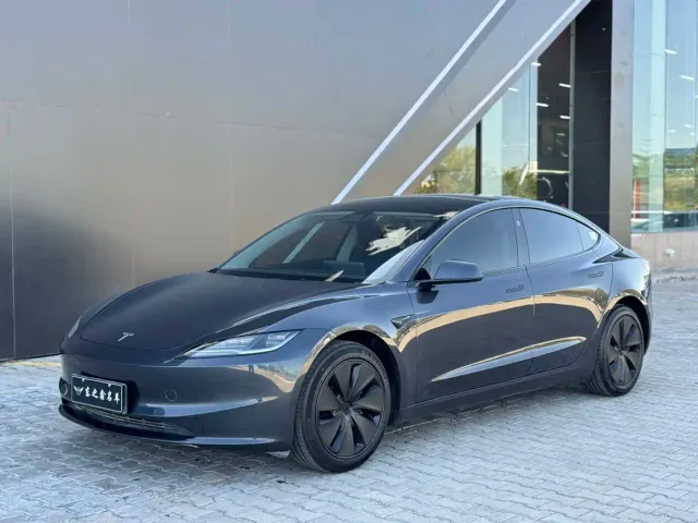 Tesla Model 3 — Фото автомобиля 2