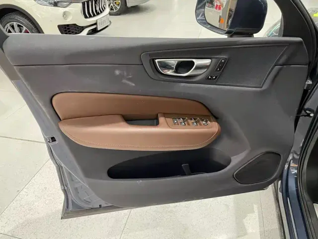 Volvo XC60 — Фото автомобиля 7