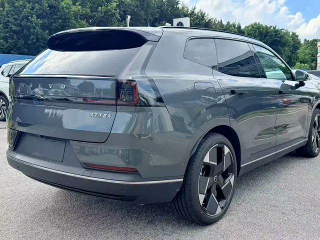 Volvo XC70 Plug-in Hybrid — Фото автомобиля 9