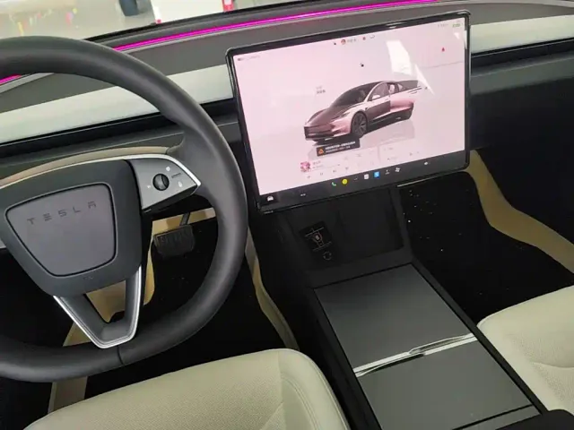 Tesla Model 3 — Фото автомобиля 13
