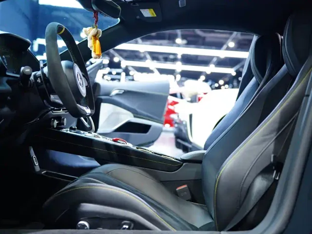 Lotus Emira — Фото автомобиля 9