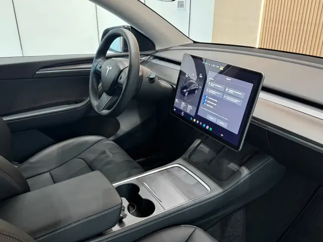 Tesla Model Y — Фото автомобиля 8