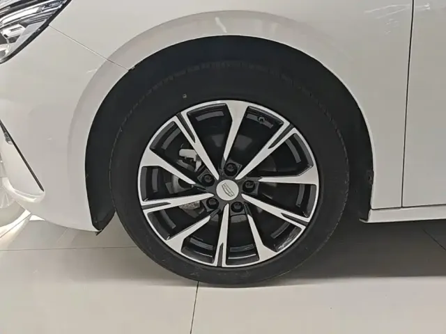 Geely Emgrand — Фото автомобиля 22