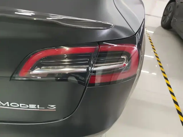 Tesla Model 3 — Фото автомобиля 7