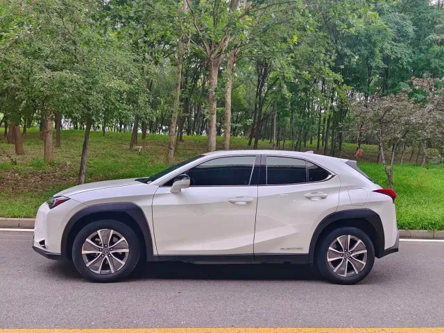 Lexus UX — Фото автомобиля 3