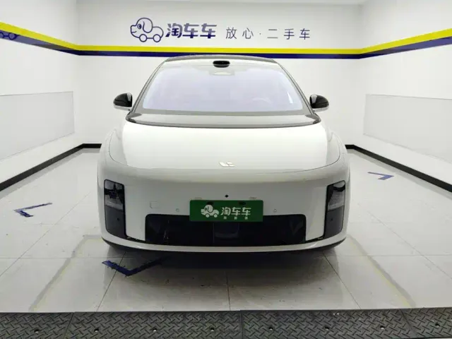 Li Auto i8 — Фото автомобиля 2