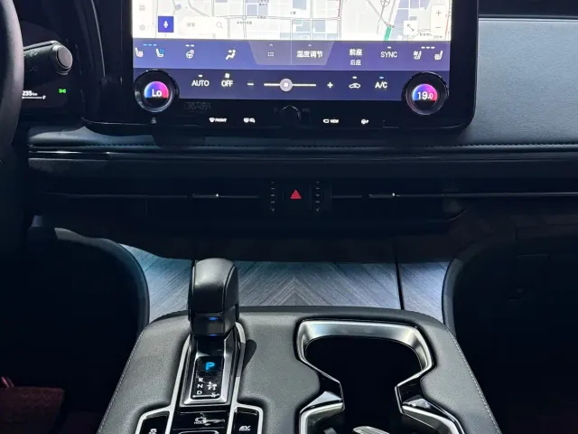 Lexus LM — Фото автомобиля 14