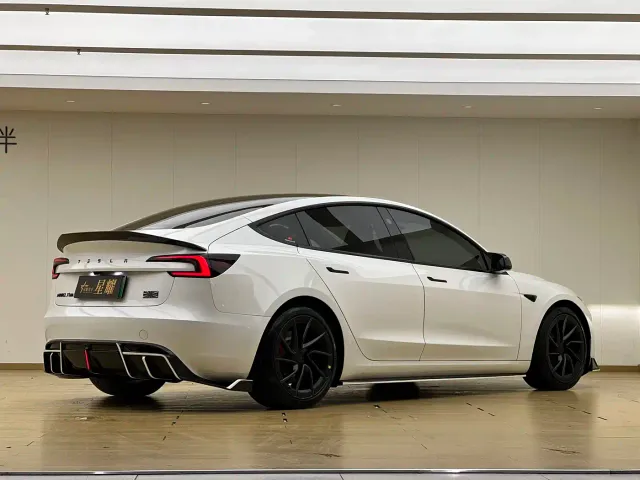 Tesla Model 3 — Фото автомобиля 19