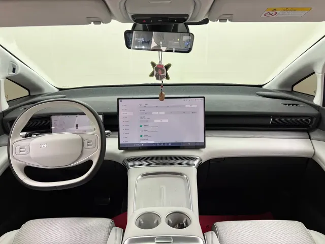 Xpeng X9 — Фото автомобиля 23