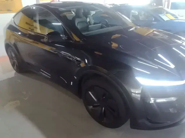 Tesla Model Y — Фото автомобиля 3