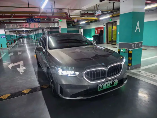 BMW i5 — Фото автомобиля 3