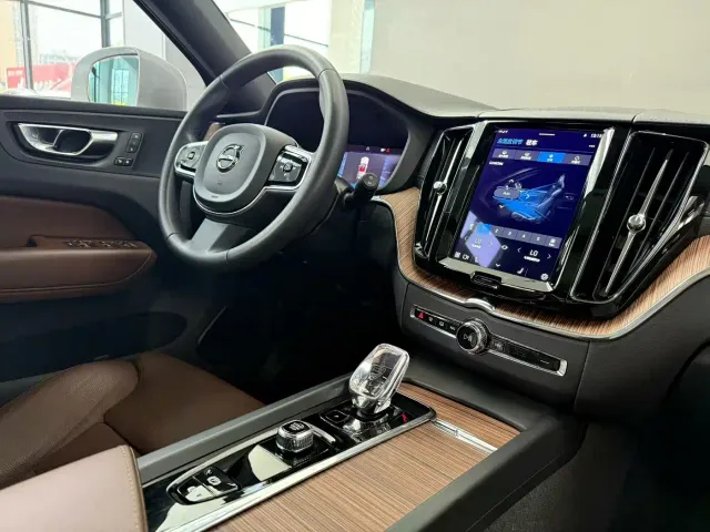 Volvo XC60 — Фото автомобиля 8