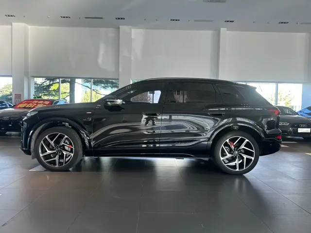 Audi Q6L e-tron — Фото автомобиля 4
