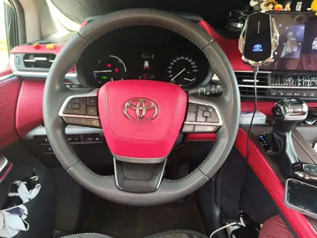 Toyota Sienna — Фото автомобиля 2