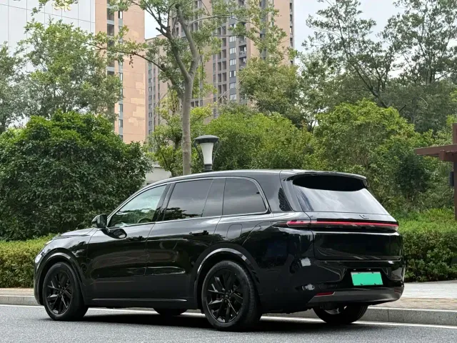 Li Auto L8 — Фото автомобиля 4