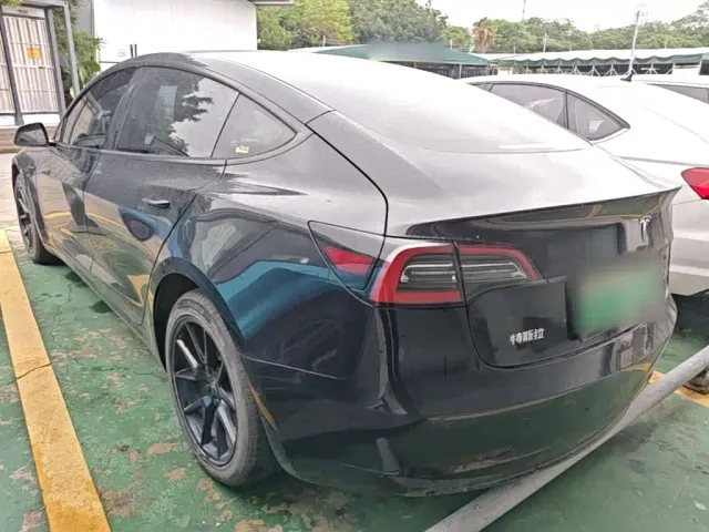 Tesla Model 3 — Фото автомобиля 22