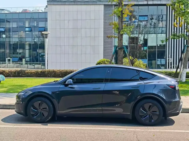 Tesla Model Y — Фото автомобиля 9