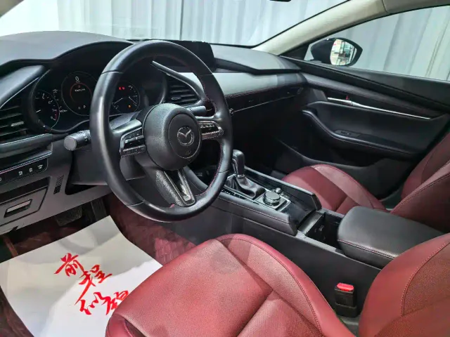 Mazda Axela — Фото автомобиля 11