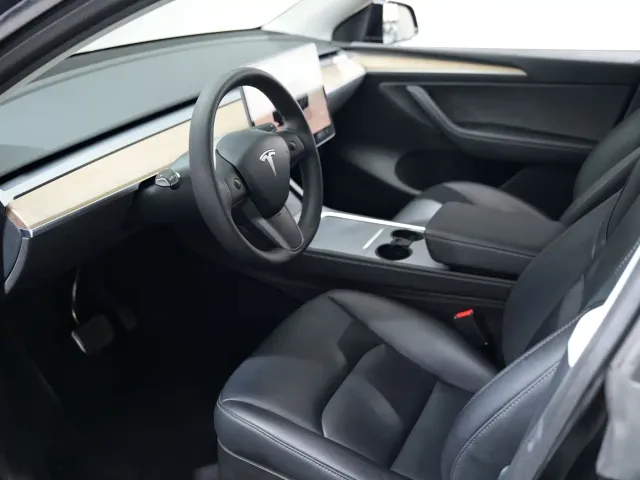 Tesla Model Y — Фото автомобиля 5
