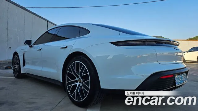 Porsche Taycan — Фото автомобиля 5