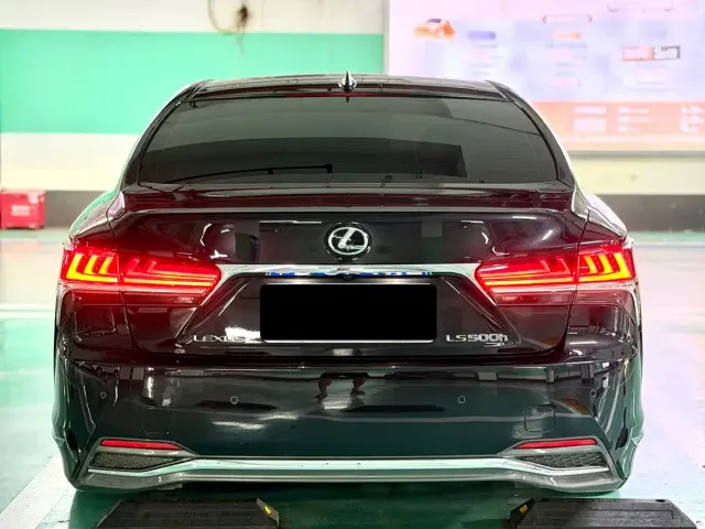 Lexus LS — Фото автомобиля 7