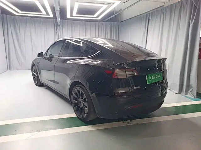 Tesla Model Y — Фото автомобиля 4