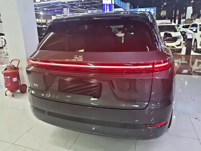 Li Auto L7 — Фото автомобиля 5