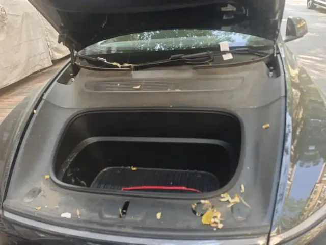 Tesla Model Y L — Фото автомобиля 10