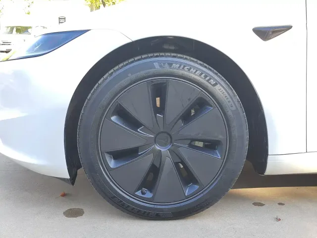 Tesla Model 3 — Фото автомобиля 13