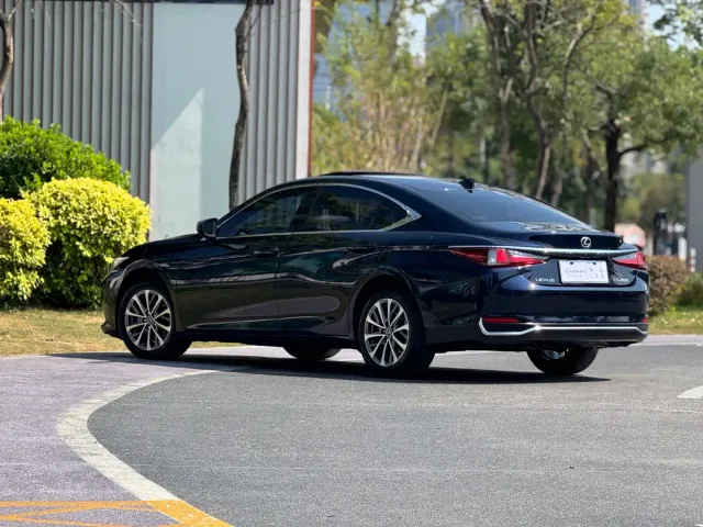 Lexus ES — Фото автомобиля 4
