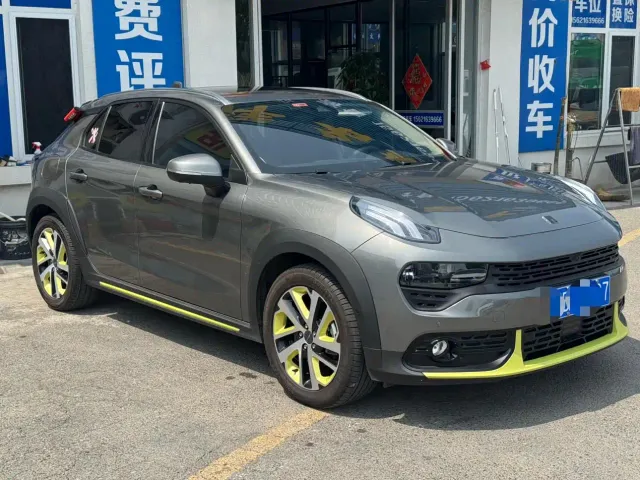 Lynk & Co 02 — Фото автомобиля 3