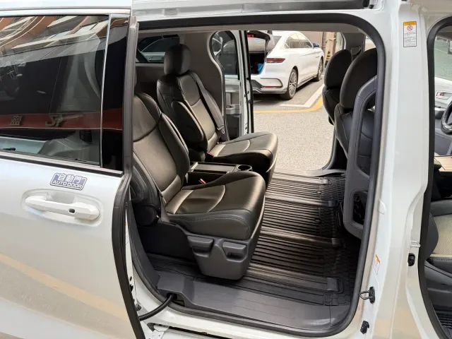 Toyota Sienna — Фото автомобиля 14