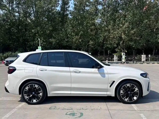 BMW iX3 — Фото автомобиля 7