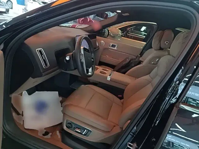 Li Auto L8 — Фото автомобиля 14