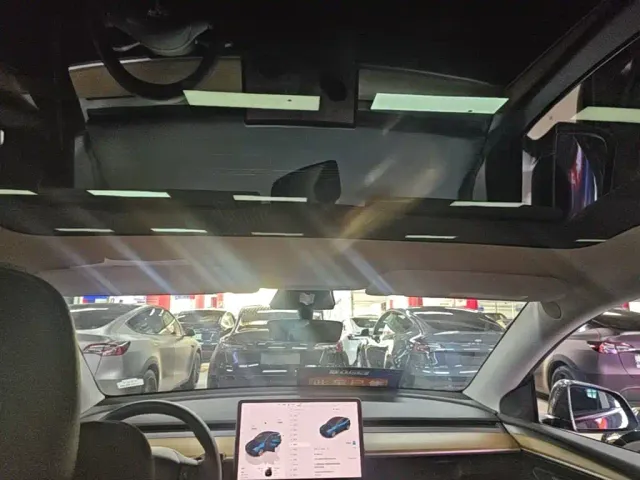 Tesla Model Y — Фото автомобиля 17