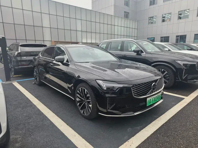 Volvo S90 — Фото автомобиля 3